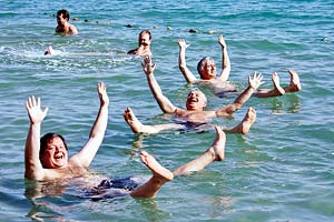 В Мертвом море не живут ни рыбы, ни бактерии - только отдыхающие купаются.